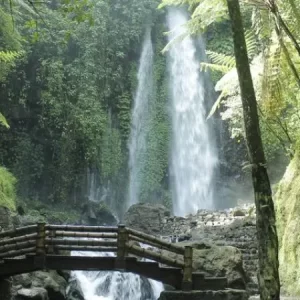 Menyaksikan Eksotisme di Air Terjun Jumog, Destinasi Wisata yang Menyegarkan